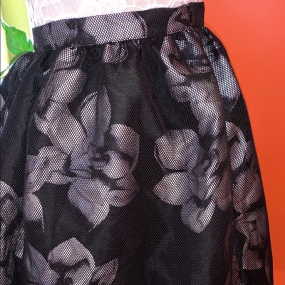 Classy and Sassy floral mid-length Skirt - Picture 2 of 2